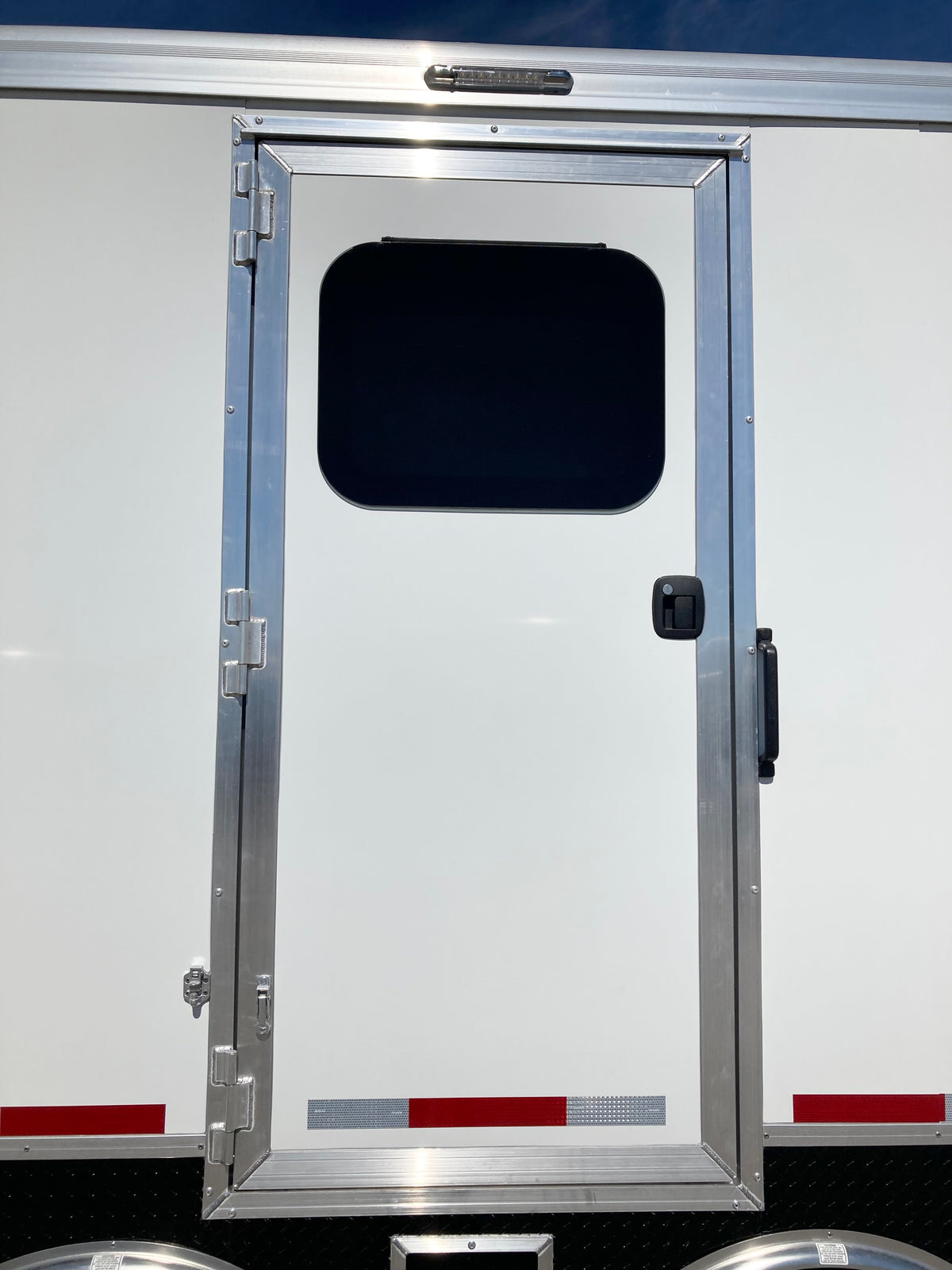 Front Window Coach Frameless Windows – Logan Coach